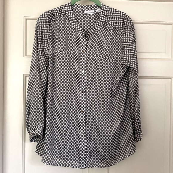 Geo Gray Pattern White Button Down Blouse Medium EUC Metal Buttons Collarless - Picture 1 of 9